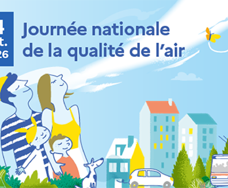 Visuel officiel de la journée nationale de la qualité de l'air, représentant dans un style dessiné une famille de 4 personnes et leur chien au premier plan, tous les cinq la tête orientée vers le haut et les yeux fermés pour humer l'air. Au second plan on aperçoit des bâtiments d'habitation et une voiture.