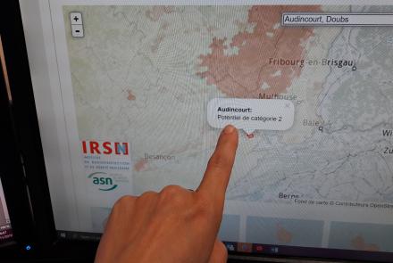 Photo de la carte du potentiel radon, mise à disposition par l'IRSN, avec un index pointant vers une commune proche du Pays de Montbéliard et l'infobulle indiquant le potentiel de cette commune.