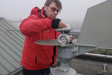 Technicien Atmo BFC mettant en place le dispositif de prélèvement pollens dans le capteur de Chalon-sur-Saône