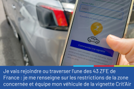 Photo d'une personne affichant la vignette Crit'Air sur son smartphone avec un véhicule en arrière-plan, accompagnée du conseil "Je vais rejoindre ou traverser l'une des 43 ZFE de France: je me renseigne sur les restrictions de la zone concernée et équipe mon véhicule de la vignette Crit'Air"