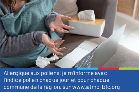 Photo d'une personne devant son ordinateur et avec quelques mouchoirs à portée de main, accompagnée du conseil "Allergique aux pollens, je m'informe avec l'indice pollen chaque jour et pour chaque commune de la région, sur www.atmo-bfc.org"