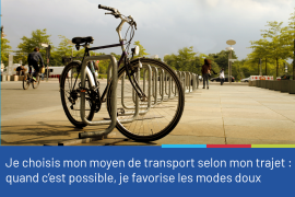 Photo d'un vélo posé sur une barrière dans une place à vélos, accompagnée du conseil "je choisis mon moyen de transport selon mon trajet: quand c'est possible, je favorise les modes doux"
