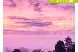 Couverture du Bilan annuel 2024 d'Atmo BFC, montrant un ciel rose et, dans le tiers inférieur, un champ et quelques arbres.