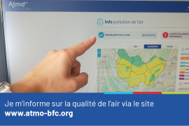 Vue de la page d'accueil du site web d'Atmo BFC avec un index pointant vers la fenêtre "Pas d'alerte pollution". La photo est accompagnée du conseil "Je m'informe sur la qualité de l'air via le site www.atmo-bfc.org".