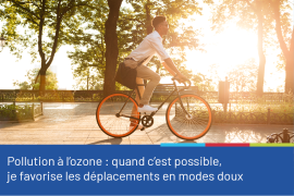 Photo d'une personne se déplaçant à vélo, habillé en pantalon, chemise et sac bandoulière, avec des arbres et rayons de soleil en arrière-plan. La photo est accompagnée du conseil "Pollution à l'ozone: quand c'est possible, je favorise les déplacements en modes doux"