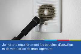 Photo d'une brosse d'aspirateur à proximité d'une grille d'aération très empoussiérée, accompagnée du conseil "Je nettoie régulièrement les bouches d'aération et de ventilation de mon logement"