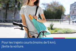 Photo d'une femme sur un vélo portant un totebag d'où sort une baguette de pain. La photo est accompagnée du conseil "Pour les trajets courts (moins de 5 km), j'évite la voiture."