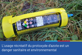 Photo montrant une grosse bonbonne de protoxyde d'azote abandonnée dans l'herbe. La photo est accompagnée du texte "L'usage récréatif du protoxyde d'azote est un danger sanitaire et environnemental".