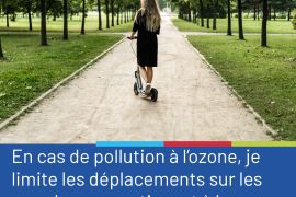 Photo d'une femme en trottinette dans un parc, accompagnée du conseil "en cas de pollution à l'ozone, je limite les déplacements sur les grands axes routiers et à leurs abords, aux heures de pointe"