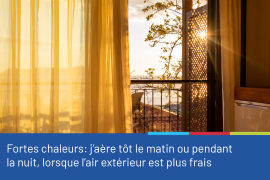 Photo représentant une baie vitrée ouverte sur un coucher ou lever de soleil. La photo est accompagnée du conseil "Fortes chaleurs: j'aère tôt le matin ou pendant la nuit, lorsque l'air extérieur est plus frais".