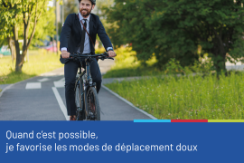Photo représentant un homme en costume se déplaçant sur un vélo, sur une piste cyclable. La photo est accompagnée du visuel "Quand c'est possible, je favorise les modes de déplacement doux".