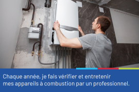 Photo représentant un homme enlevant le cache d'un chauffe-eau à gaz pour une opération d'entretien. La photo est accompagnée du conseil "Chaque année, je fais vérifier et entretenir mes appareils à combustion par un professionnel"