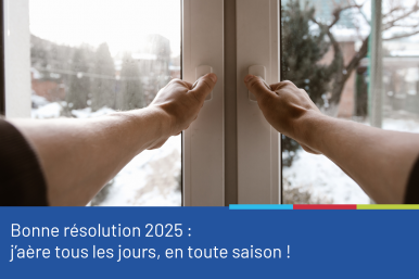Photo de mains sur les poignées d'ouverture d'une fenêtre, la vue de l'extérieur montre un paysage enneigé. cette photo est accompagnée du conseil "Bonne résolution 2025: j'aère tous les jours en toute saison!"
