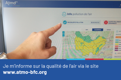 Vue de la page d'accueil du site web d'Atmo BFC avec un index pointant vers la fenêtre "Pas d'alerte pollution". La photo est accompagnée du conseil "Je m'informe sur la qualité de l'air via le site www.atmo-bfc.org".