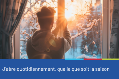 Photo d'un homme de dos face à une fenêtre qu'il s'apprête à ouvrir et laissant entrevoir un paysage enneigé, accompagnée du conseil "J'aère quotidiennement, quelle que soit la saison"