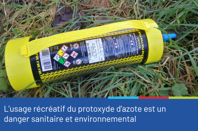 Photo montrant une grosse bonbonne de protoxyde d'azote abandonnée dans l'herbe. La photo est accompagnée du texte "L'usage récréatif du protoxyde d'azote est un danger sanitaire et environnemental".