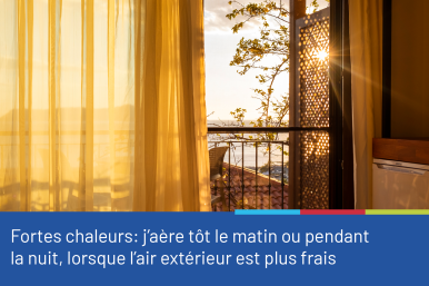 Photo représentant une baie vitrée ouverte sur un coucher ou lever de soleil. La photo est accompagnée du conseil "Fortes chaleurs: j'aère tôt le matin ou pendant la nuit, lorsque l'air extérieur est plus frais".