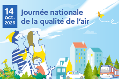 Visuel officiel de la journée nationale de la qualité de l'air, représentant une famille de 4 personnes et un chien, tous tête en l'air à humer l'air. En arrière-plan, on aperçoit des bâtiments d'habitation et une voiture.