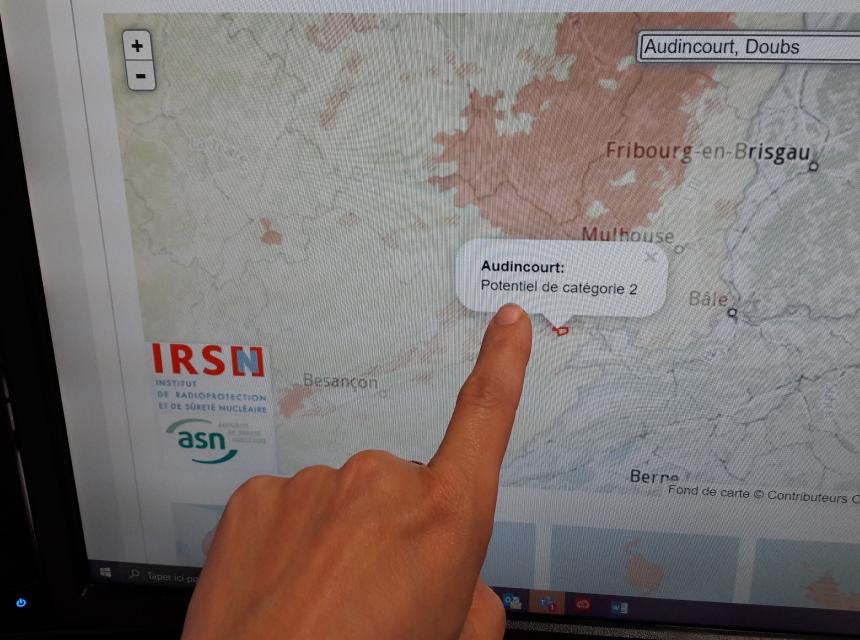 Photo de la carte du potentiel radon, mise à disposition par l'IRSN, avec un index pointant vers une commune proche du Pays de Montbéliard et l'infobulle indiquant le potentiel de cette commune.