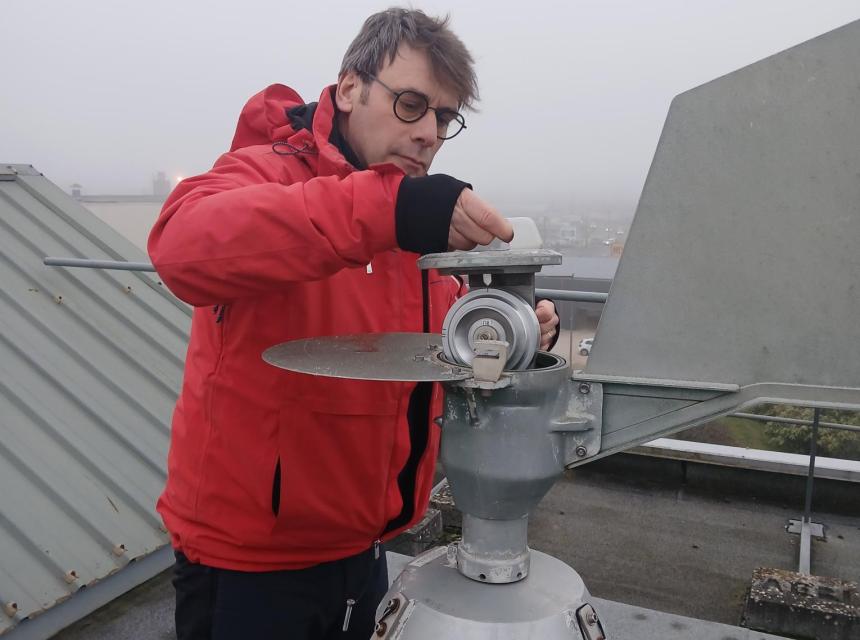 Technicien Atmo BFC mettant en place le dispositif de prélèvement pollens dans le capteur de Chalon-sur-Saône
