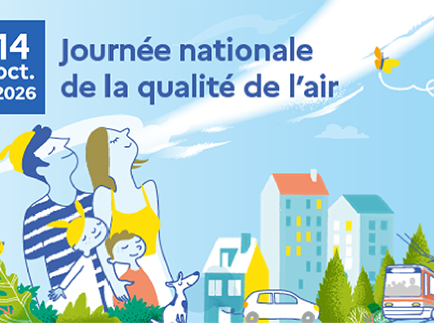 Visuel officiel de la journée nationale de la qualité de l'air, représentant dans un style dessiné une famille de 4 personnes et leur chien au premier plan, tous les cinq la tête orientée vers le haut et les yeux fermés pour humer l'air. Au second plan on aperçoit des bâtiments d'habitation et une voiture.
